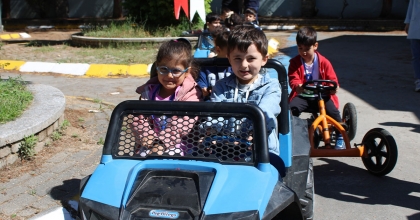 BEŞ YAŞINDA DİREKSİYON BAŞINA GEÇTİLER  