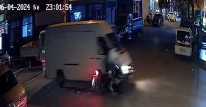 MOTOSİKLET İLE HAFİF TİCARİ ARACIN ÇARPIŞTIĞI KAZA KAMERADA   