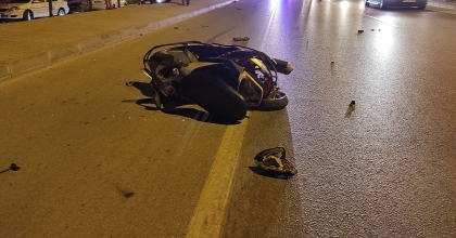 OTOMOBİLLE MOTOSİKLET ÇARPIŞTI: 1 ÖLÜ, 2 YARALI   