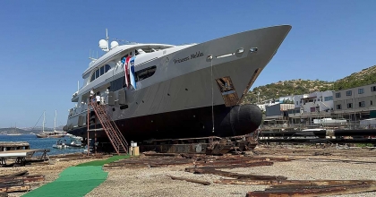 42 METRE UZUNLUĞUNDAKİ YAT SUYA KAVUŞTU