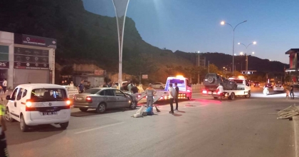 AFYONKARAHİSAR'DA ZİNCİRLEME KAZA: 3 YARALI  