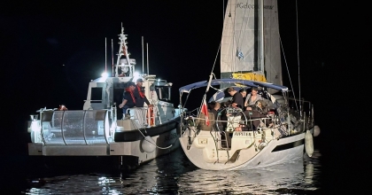 SÜRÜKLENEN YELKENLİ TEKNEDEKİ 38 DÜZENSİZ GÖÇMEN KURTARILDI  