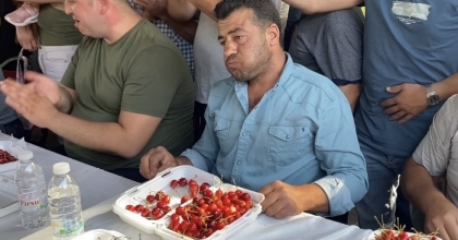 10 DAKİKADA 2 KİLO 452 GRAM KİRAZ YEDİ