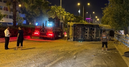 LASTİKLERİ PATLAYAN HAFRİYAT KAMYONUNUN DORSESİ DEVRİLDİ