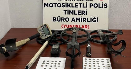 ARAMA YAPILAN ARAÇTA 75 PARÇA TARİHİ ESER ELE GEÇİRİLDİ  