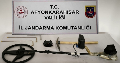DEFİNE ARARKEN JANDARMAYA YAKALANDI   