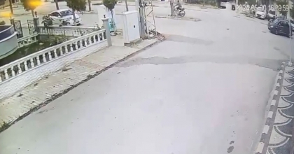 OTOMOBİLE ÇARPMAMAK İÇİN MANEVRA YAPTI TABELAYA ÇARPTI