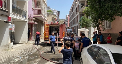 APARTMAN BOŞLUĞUNDA ÇIKAN YANGIN PANİĞE NEDEN OLDU