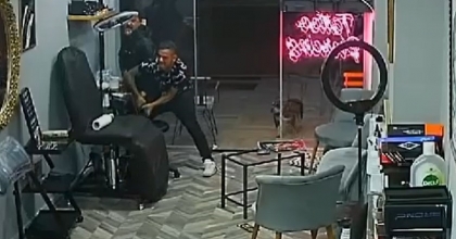 MARMARİS’TE DÖVMECİLERİN KAVGASI KANLI BİTTİ, SALDIRI ANI KAMERADA