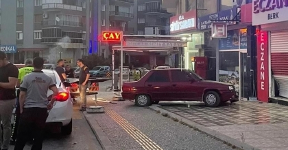 SÖKE'DE OTOMOBİL ECZANEYE DALDI  