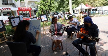 OTİZMLİ NİSANUR, DUYGULARINI MÜZİK VE RESİMLE YANSITIYOR