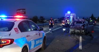 UŞAK'TA OTOMOBİL KAMYONA ARKADAN ÇARPTI: 1 ÖLÜ 