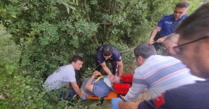 YAMAÇTAN AŞAĞI DÜŞEN VATANDAŞI İTFAİYE EKİPLERİ KURTARDI  
