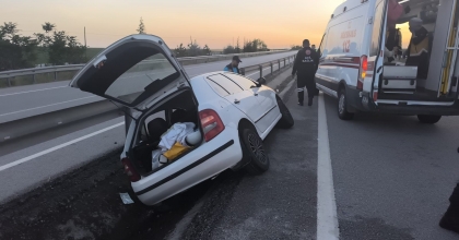 ORTA REFÜJE GİREN OTOMOBİLDE BİRİ AĞIR 4 KİŞİ YARALANDI  