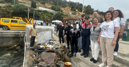 KUŞADASI DENİZİNDE DİP TEMİZLİĞİ YAPILDI