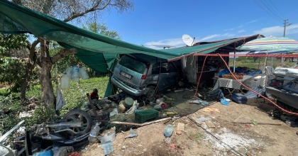 OTOMOBİL YOL KENARINDAKİ İŞ YERİNE DALDI: 1 ÖLÜ