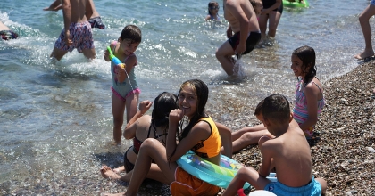 ANTALYA'DA SICAKTAN BUNALANLAR SAHİLE KOŞTU