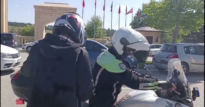 KÜTAHYA POLİSİ AYT’YE GEÇ KALAN, KİMLİK VE GİRİŞ BELGESİNİ UNUTAN ADAYLAR İÇİN SEFERBER OLDU