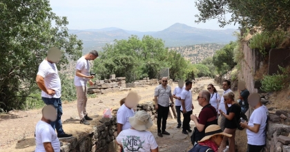 YÜKÜMLÜLER AİGAİ ANTİK KENTİNİ GEZDİ  