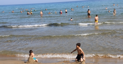 AYDIN’DA SICAKTAN BUNALAN HALK DENİZE AKIN ETTİ 