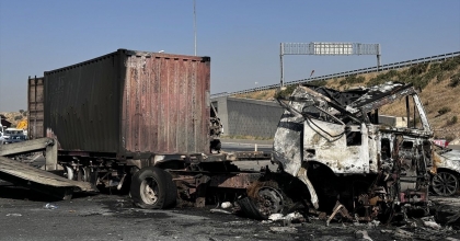 İZMİR'DE KAZA YAPAN 3 ARAÇ YANARAK KÜLE DÖNDÜ: 6 YARALI   