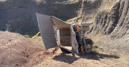 10 METRE YÜKSEKTEN DÜŞEN KAMYON SÜRÜCÜSÜ YAŞAMINI YİTİRDİ 