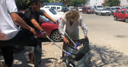 BELEDİYE ÇÖPLERİ TOPLAMAYINCA İŞ MUHTARA DÜŞTÜ  