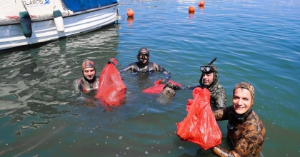 ALİAĞA’DA DENİZİN DİBİ TEMİZLENDİ