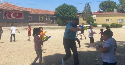 SICAKTAN BUNALAN ÖĞRENCİLER HEM EĞLENDİ HEM DE SERİNLEDİ 