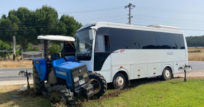 MİNİBÜSÜN TRAKTÖRE ÇARPTIĞI KAZA ANI KAMERADA