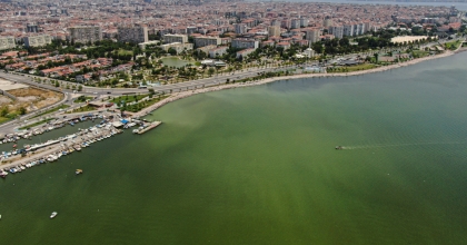 İZMİR’İN İKİ İLÇESİNDE DENİZİN RENGİ DEĞİŞTİ