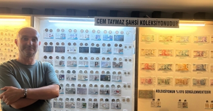 42 YILDIR BİRİKTİRDİĞİ PARALARI CAM BÖLMEDE SERGİLİYOR