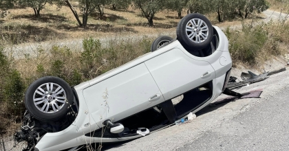 SÖKE'DE OTOMOBİL ŞARAMPOLE DEVRİLDİ: 3 YARALI  