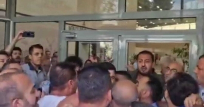 İZMİR BÜYÜKŞEHİR BELEDİYESİ MEMURLARININ EYLEMİNDE GERGİNLİK   