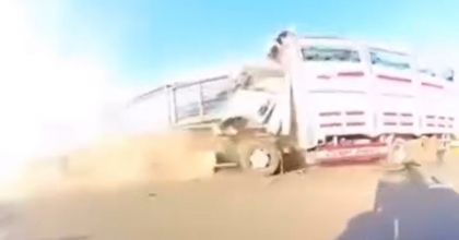 İKİ KİŞİNİN HAYATINI KAYBETTİĞİ FECİ KAZA ANI KAMERADA