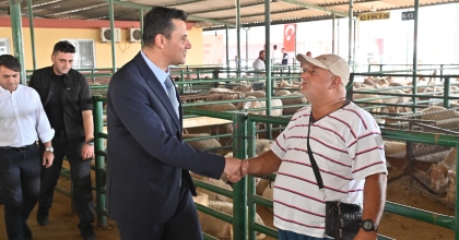BAŞKAN ZEYREK KURBAN PAZARLIĞINA ARACI OLDU   