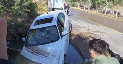 BODRUM’DA OTOMOBİL DEV ÇUKURA DÜŞTÜ   