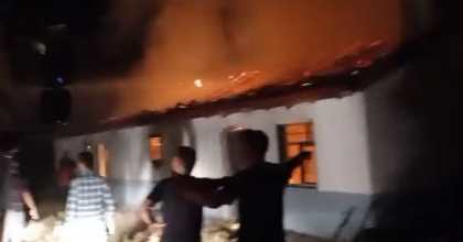 YILDIRIM DÜŞEN BESİHANEDE YANGIN ÇIKTI