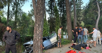 GÖCEK’TE OTOMOBİL AĞACA ÇARPTI: 3’Ü AĞIR 4 YARALI