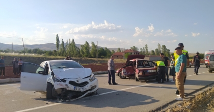 KAVŞAKTA İKİ OTOMOBİL ÇARPIŞTI: 1 ÖLÜ, 7 YARALI