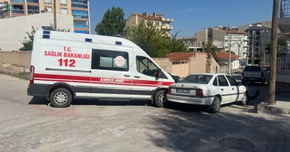 AMBULANS İLE OTOMOBİL ÇARPIŞTI: 2 SAĞLIKÇI YARALANDI
