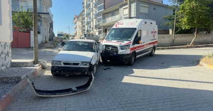 AMBULANSIN KARIŞTIĞI KAZADA 2 SAĞLIK GÖREVLİSİ YARALANDI   