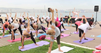 DÜNYA YOGA GÜNÜNDE BAYRAKLI SAHİLİNDE BULUŞTULAR