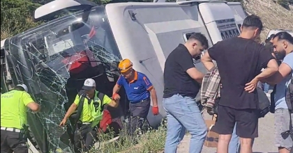 KÜTAHYA'DA YOLCU OTOBÜSÜ DEVRİLDİ: 3 YARALI   