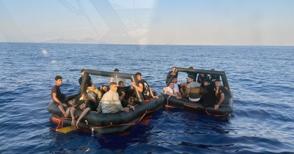 DATÇA AÇIKLARINDA 28 DÜZENSİZ GÖÇMEN KURTARILDI   