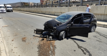 BARİYERLERE ÇARPARAK DURDU KAYIPLARA KARIŞTI   