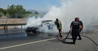 SEYİR HALİNDEKİ OTOMOBİL KÜLE DÖNDÜ  