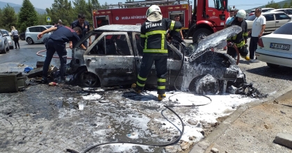 HASTANE BAHÇESİNDEKİ OTOMOBİLDE YANGIN ÇIKTI
