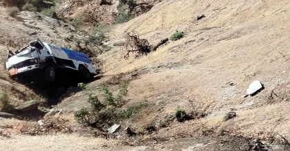 KAMYONET UÇURUMA YUVARLANDI