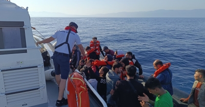 LASTİK BOTTAKİ 21 DÜZENSİZ GÖÇMEN KURTARILDI